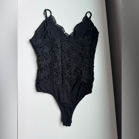 Lulu’s Black Bodysuit with Crochet Like Bodice and Adjustable Straps size small - Picture 3 of 6